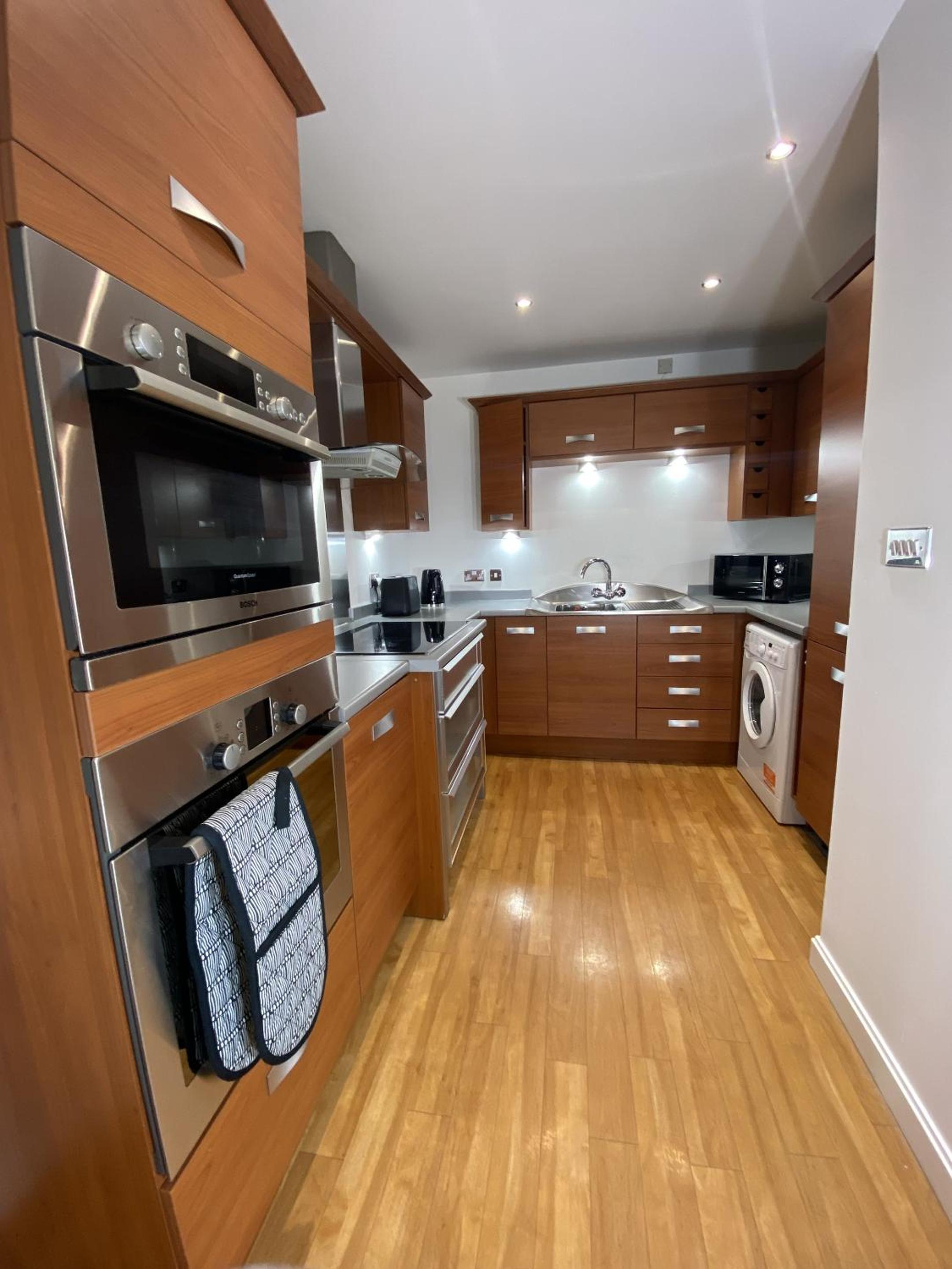 Emerald Apartment-2Bed 2Bath Cardiff Bay,City Centre Apartment view 5