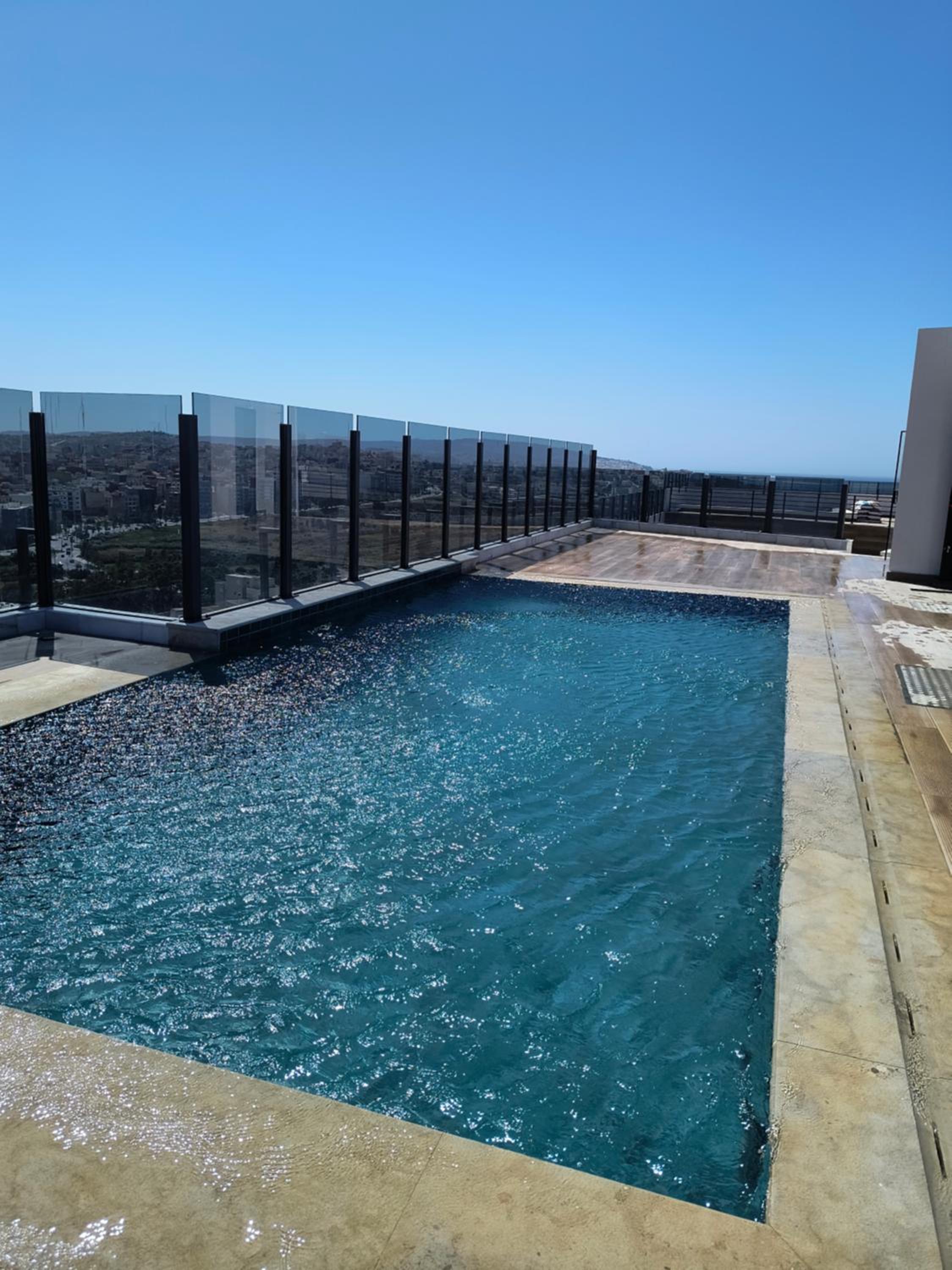 Duplexe neuf et moderne dans petite résidence avec piscine sur le toit