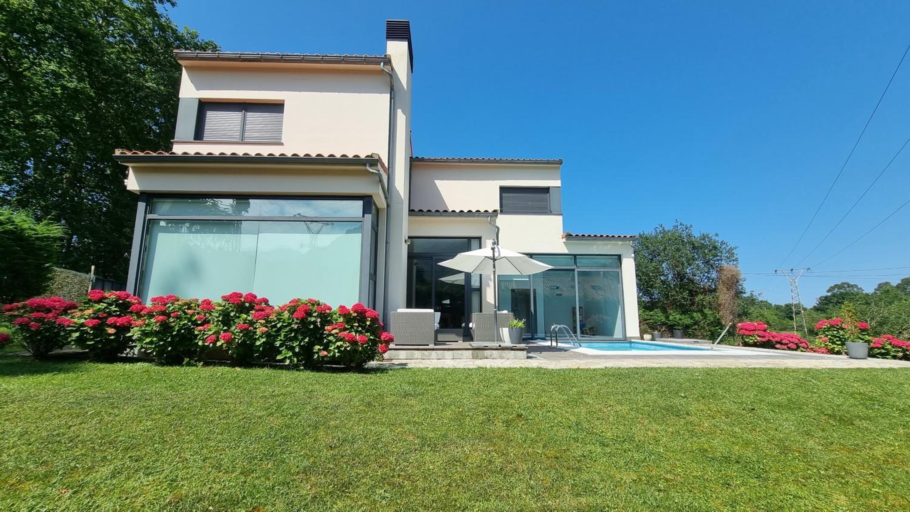 Villa Llanes Piscina Interior y Exterior – Talima