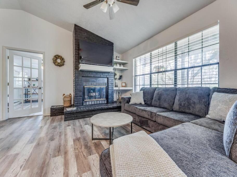 7 Bed Wine Country Home Mins from Shops and Restaurants