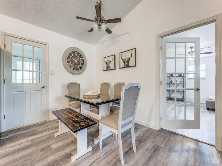 7 Bed Wine Country Home Mins from Shops and Restaurants