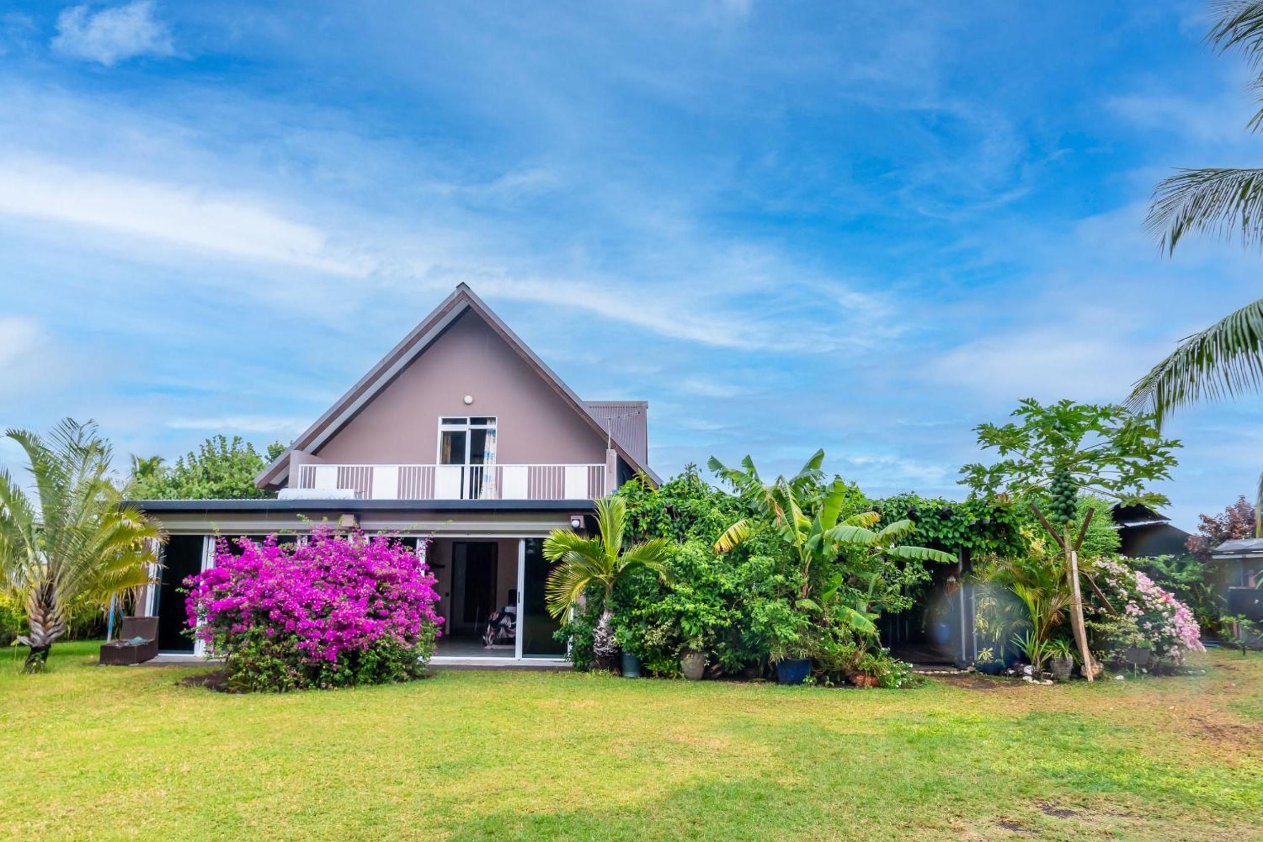 Villa Sunset Manarii in Paea Pool & Beach view 4