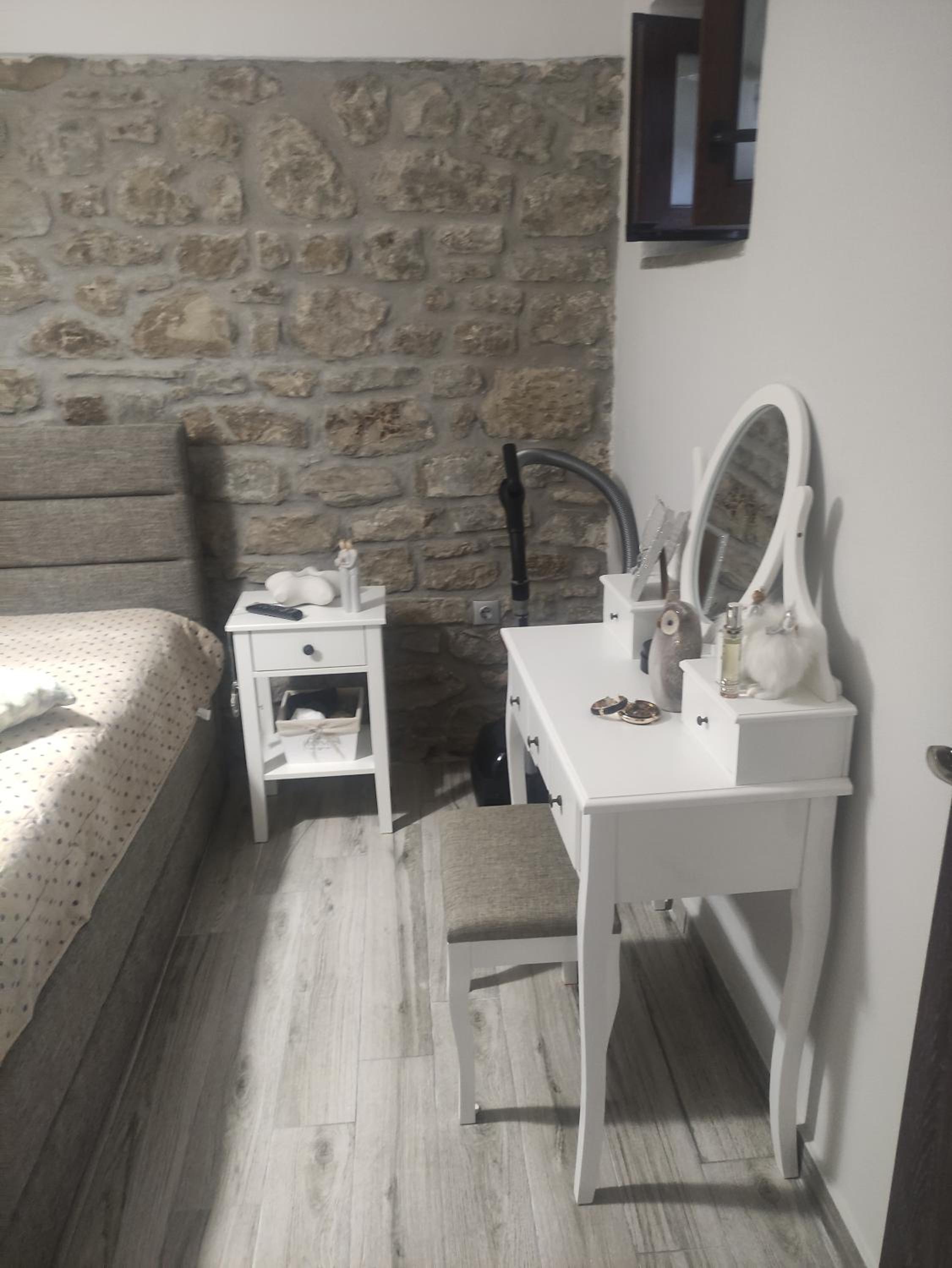 Stonehouse Karidis