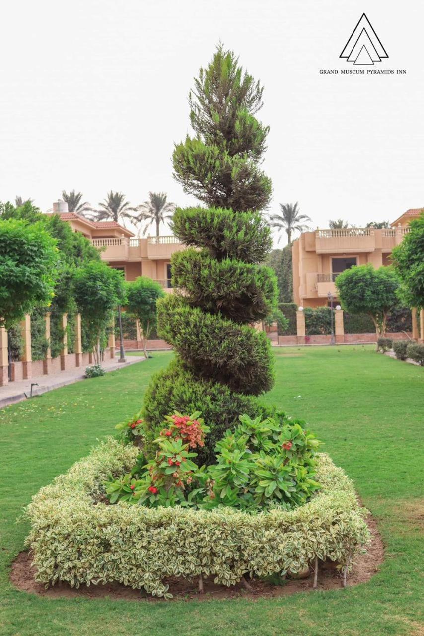 Luca Pyramids Inn