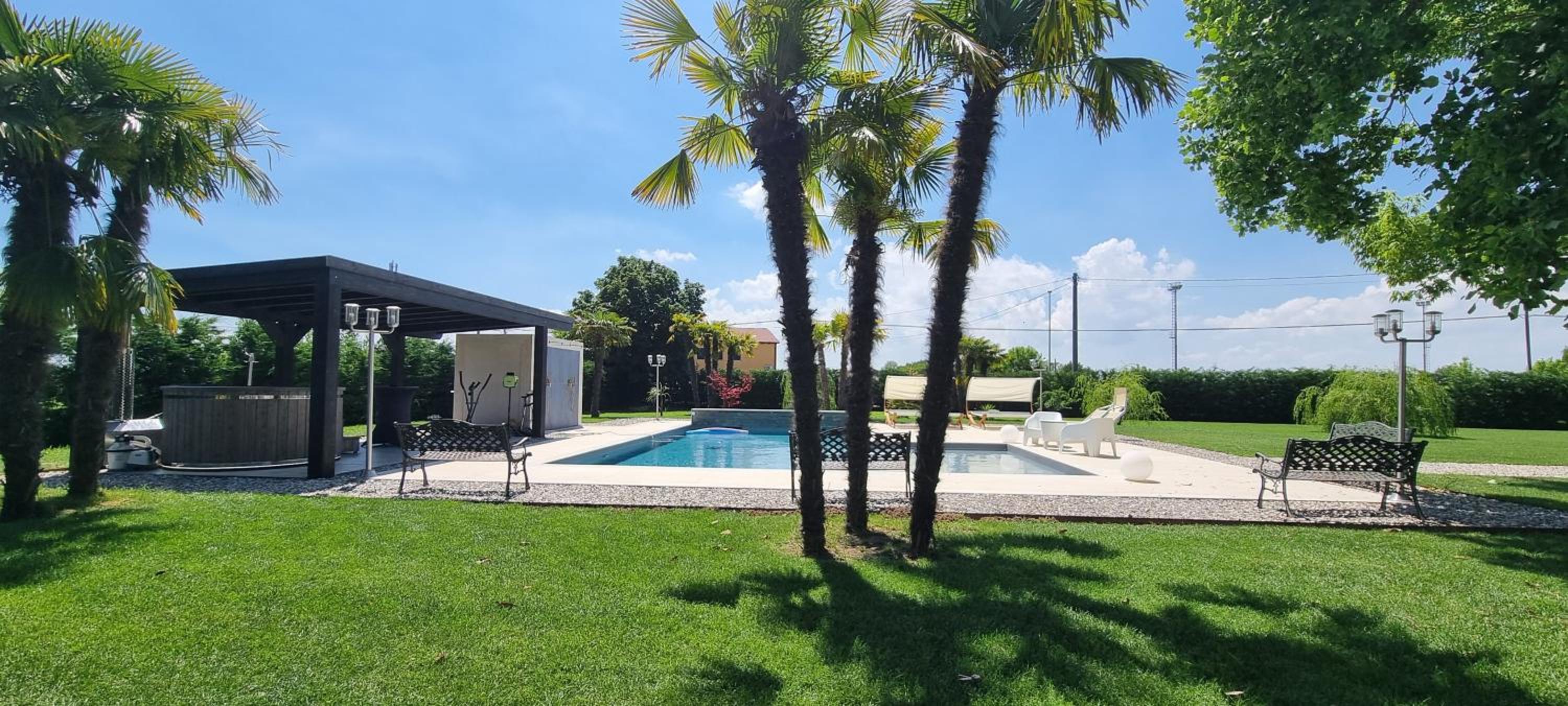 CasaKadd002LuxuryHeated Pool Garden Patio Barbeque view 4