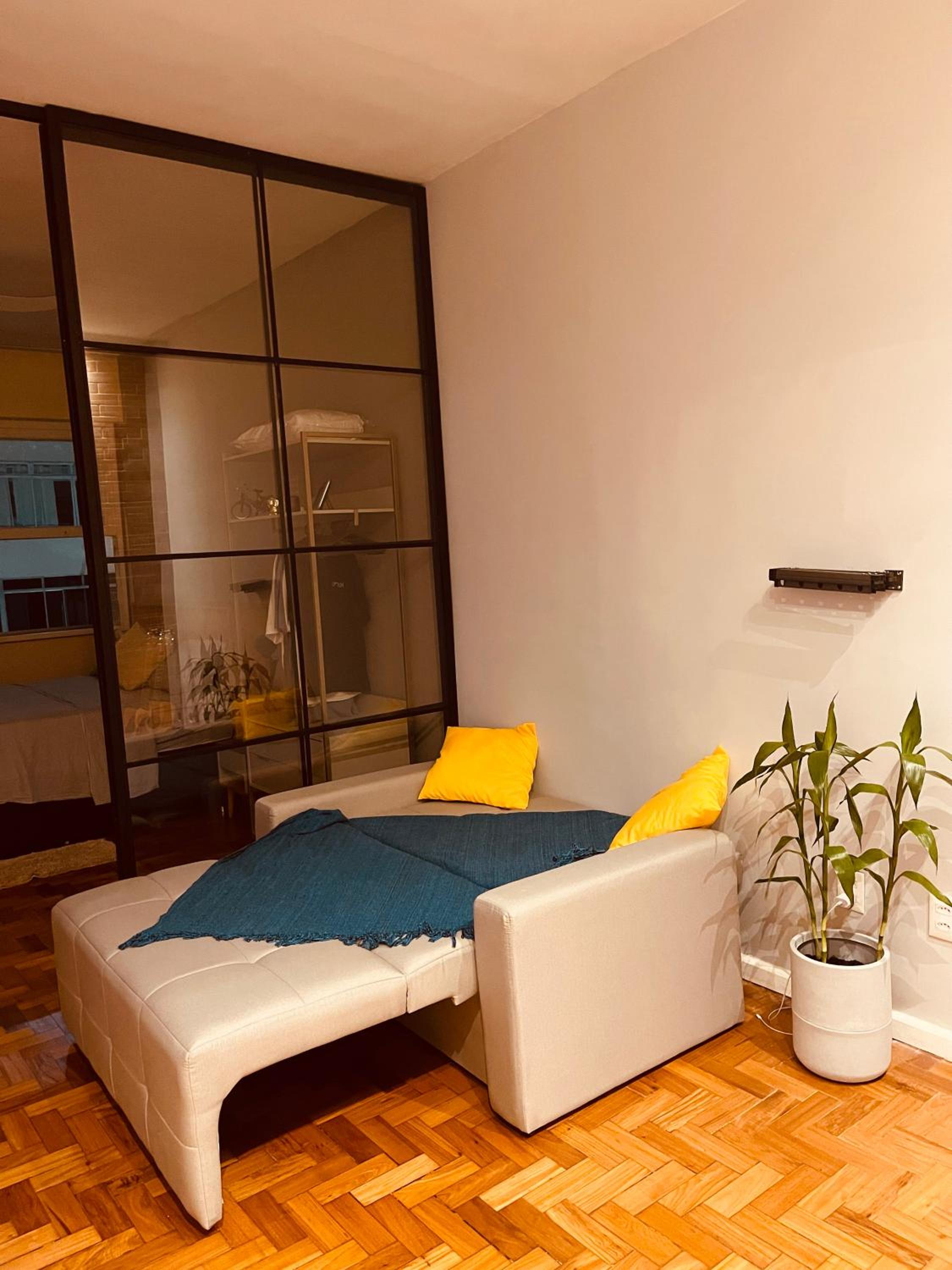 Quadra praia! Loft industrial requintado NOVO para 4 pessoas vizinho COPACABANA PALACE!