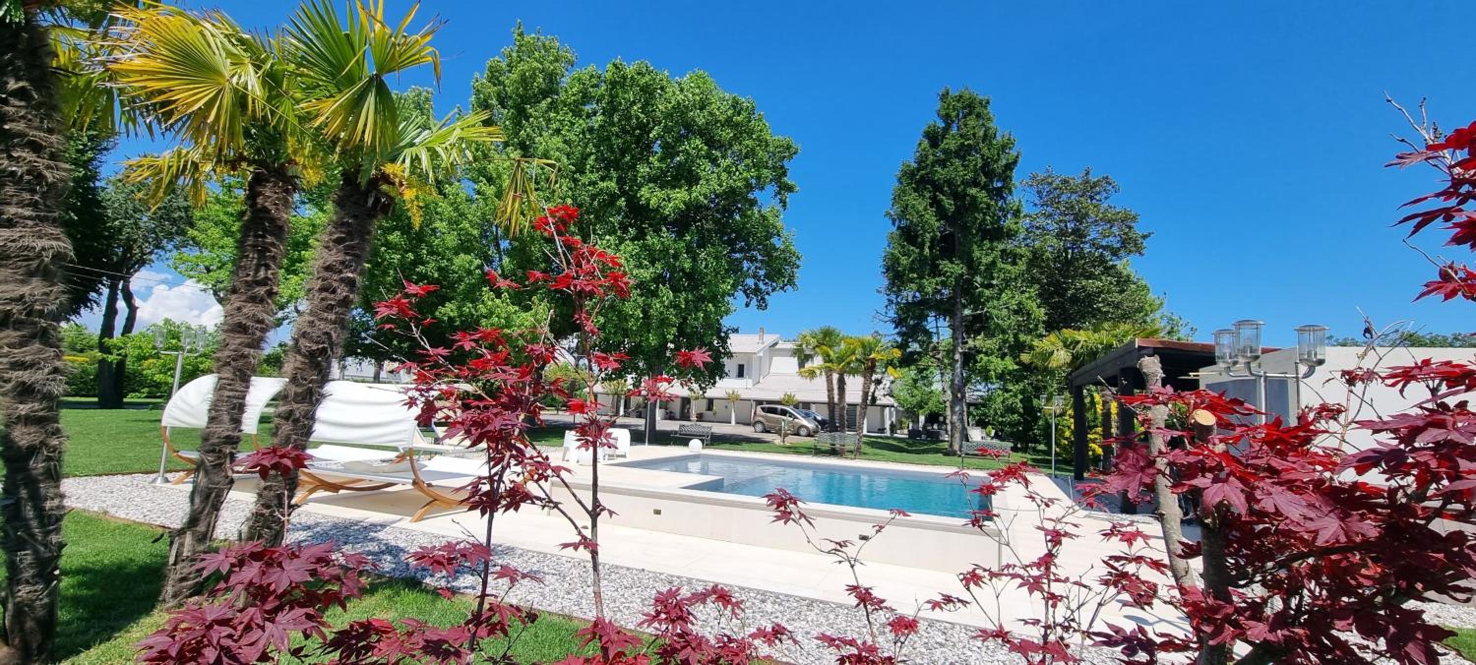 CasaKadd001Luxury Heated Pool Garden PatioBarbeque