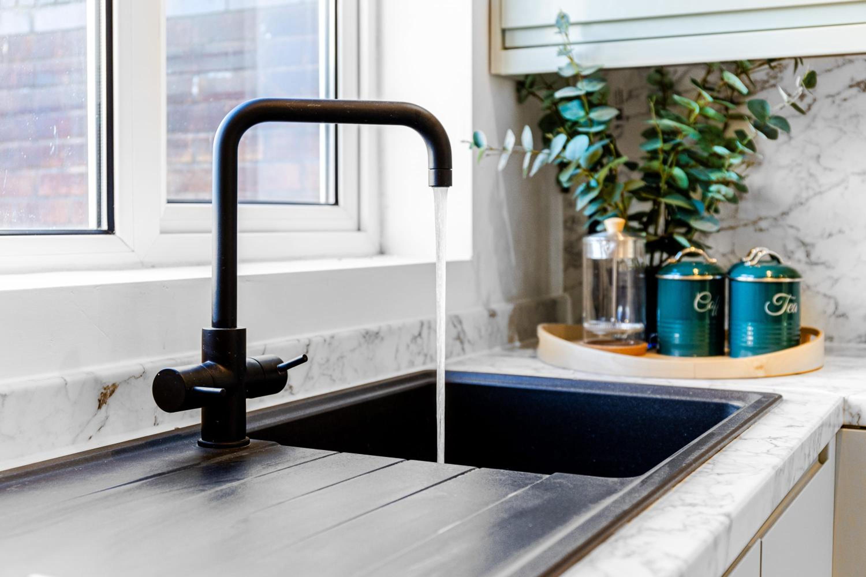 Quayside Escape-Ensuite Tranquil Room within an intimate shared home with Free Parking