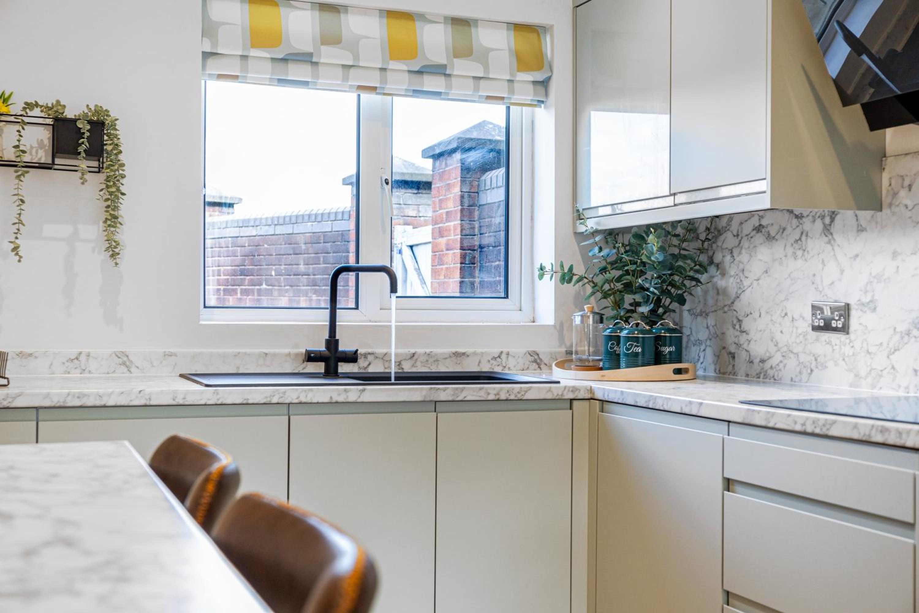 Quayside Escape-Ensuite Tranquil Room within an intimate shared home with Free Parking