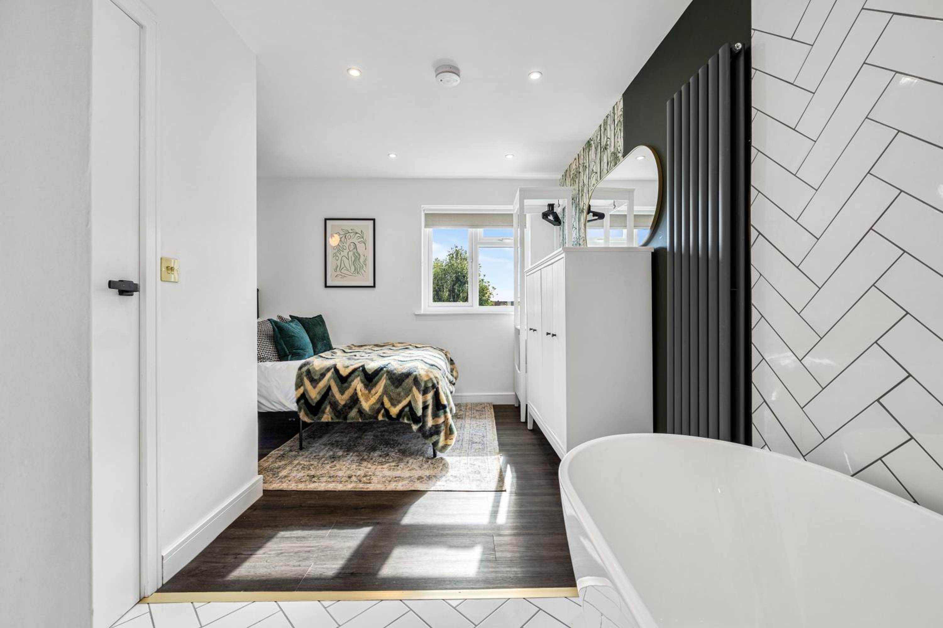 Quayside Escape- Tranquil Double Room in shared home with private Free Standing Bath and Free Parking
