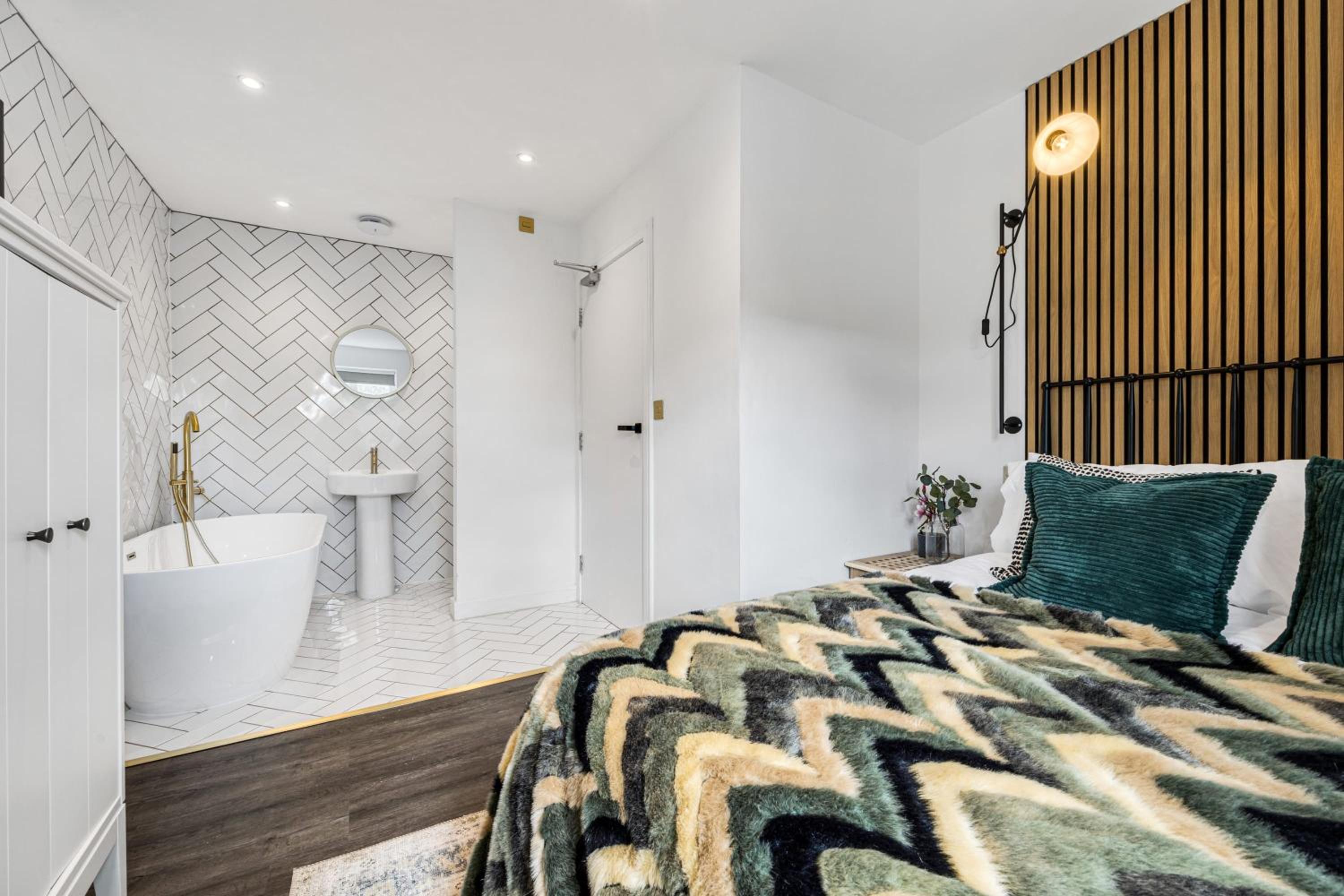 Quayside Escape- Tranquil Double Room in shared home with private Free Standing Bath and Free Parking