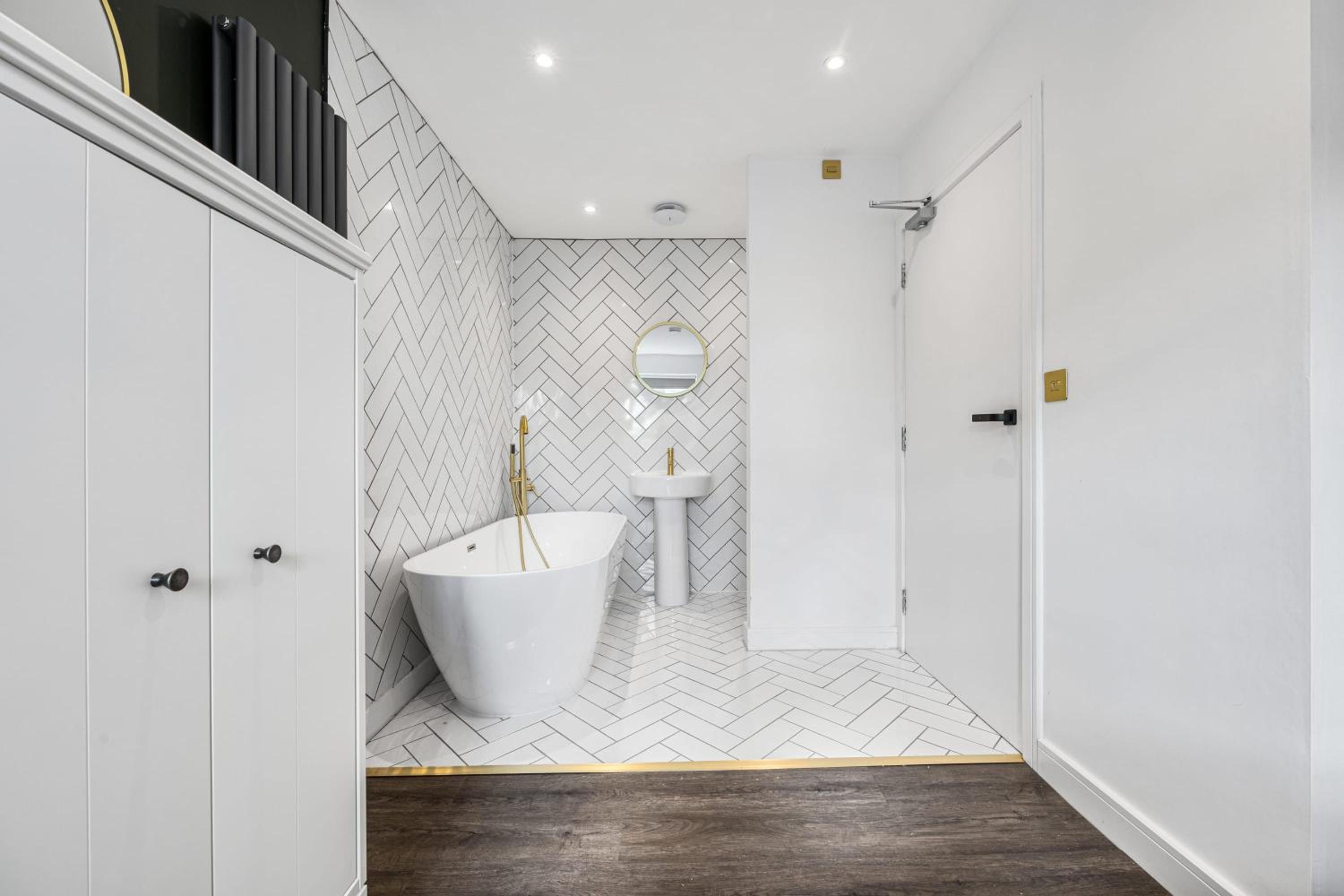 Quayside Escape- Tranquil Double Room in shared home with private Free Standing Bath and Free Parking