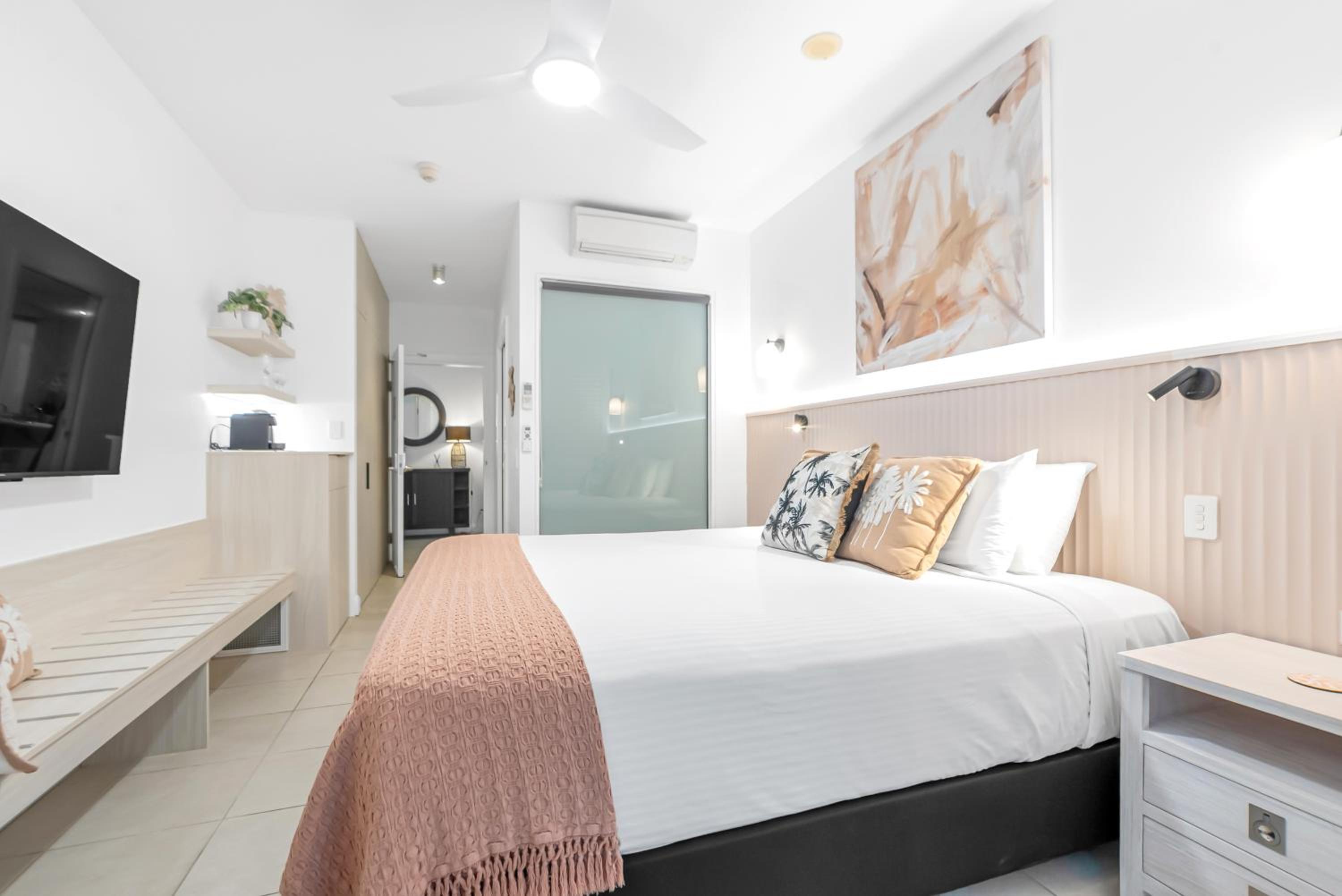 Elysium Private Accommodation at Beach Club & Spa