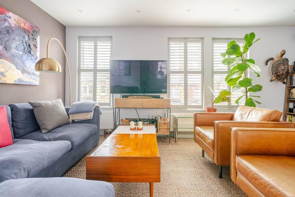Luxurious & Modern 2 bedroom Notting Hill Townhouse