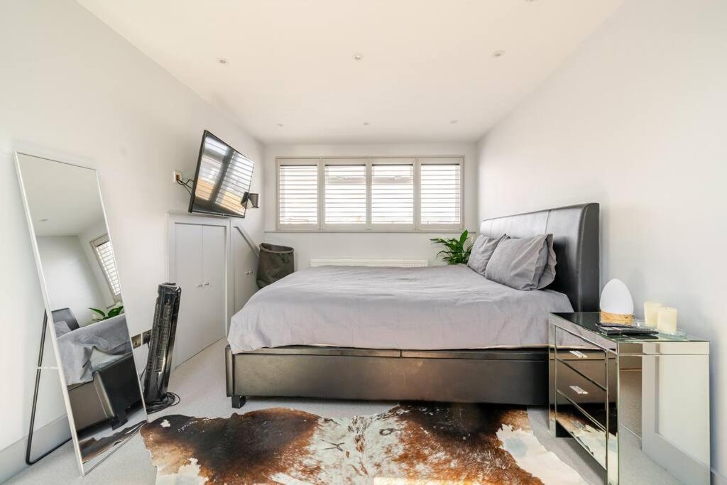 Luxurious & Modern 2 bedroom Notting Hill Townhouse
