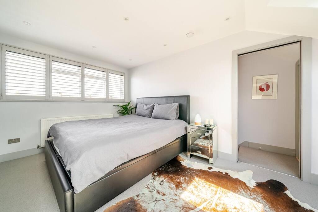 Luxurious & Modern 2 bedroom Notting Hill Townhouse