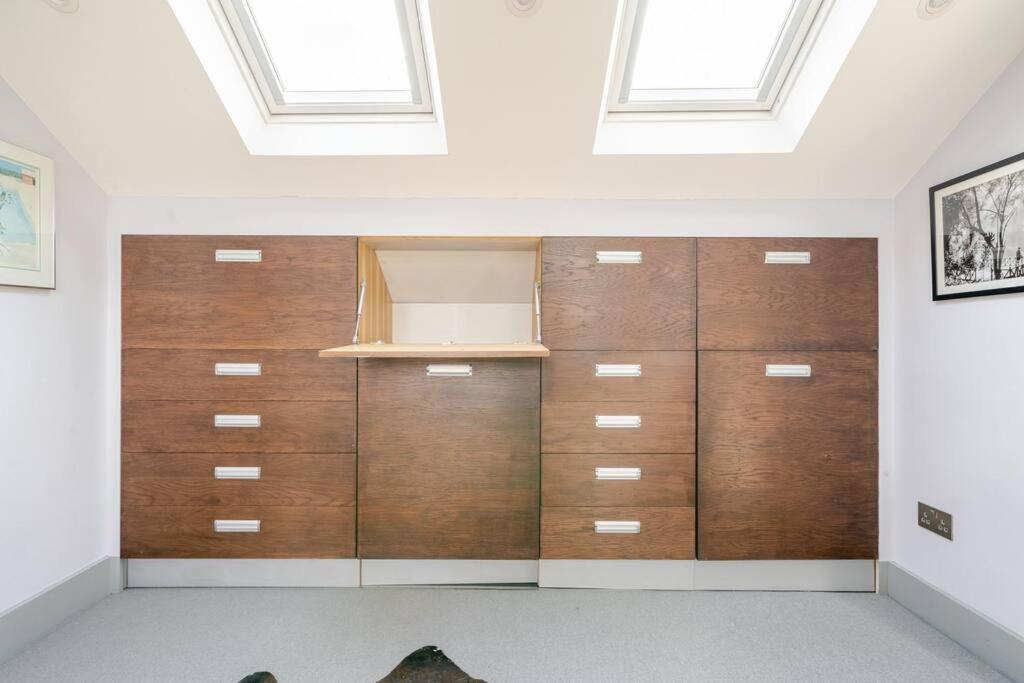 Luxurious & Modern 2 bedroom Notting Hill Townhouse