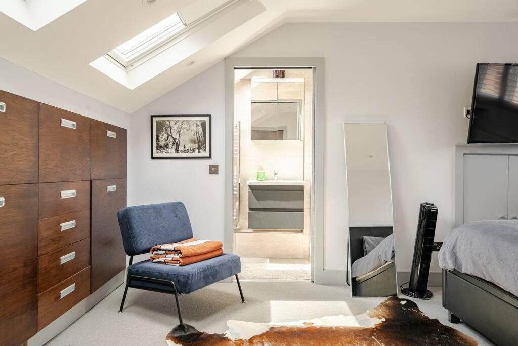 Luxurious & Modern 2 bedroom Notting Hill Townhouse