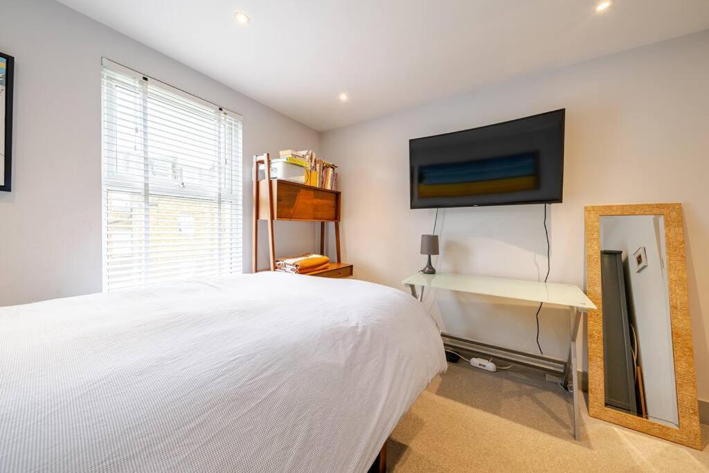 Luxurious & Modern 2 bedroom Notting Hill Townhouse