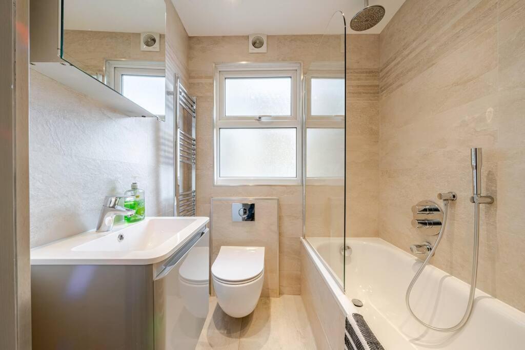 Luxurious & Modern 2 bedroom Notting Hill Townhouse