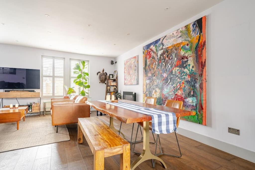 Luxurious & Modern 2 bedroom Notting Hill Townhouse