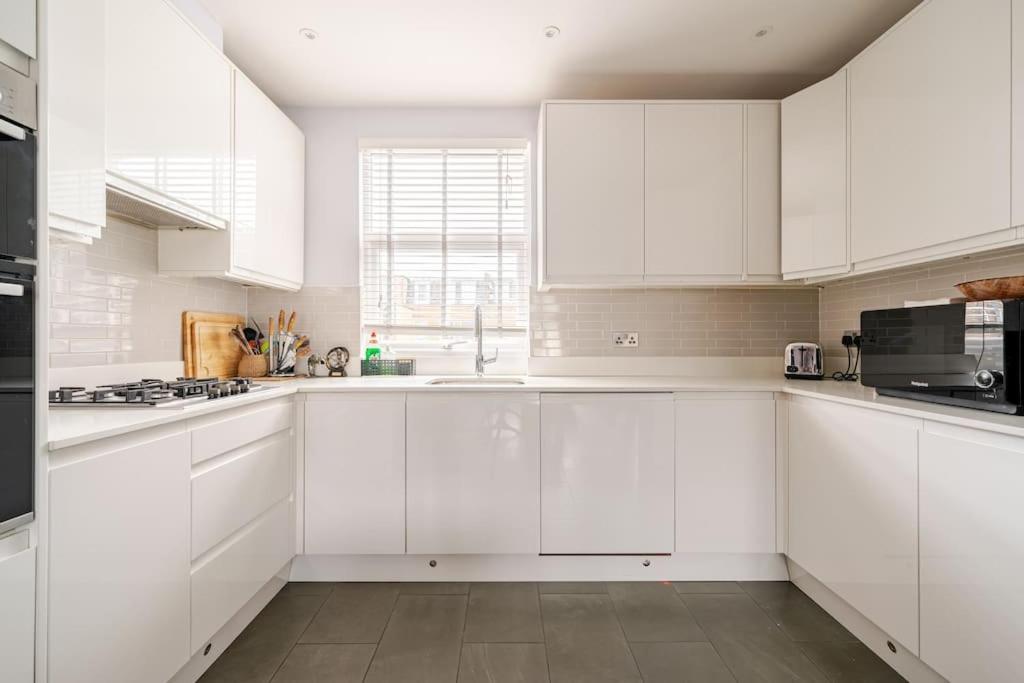 Luxurious & Modern 2 bedroom Notting Hill Townhouse