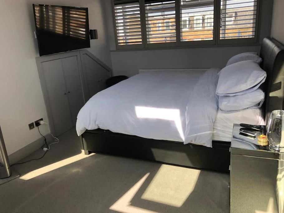 Luxurious & Modern 2 bedroom Notting Hill Townhouse