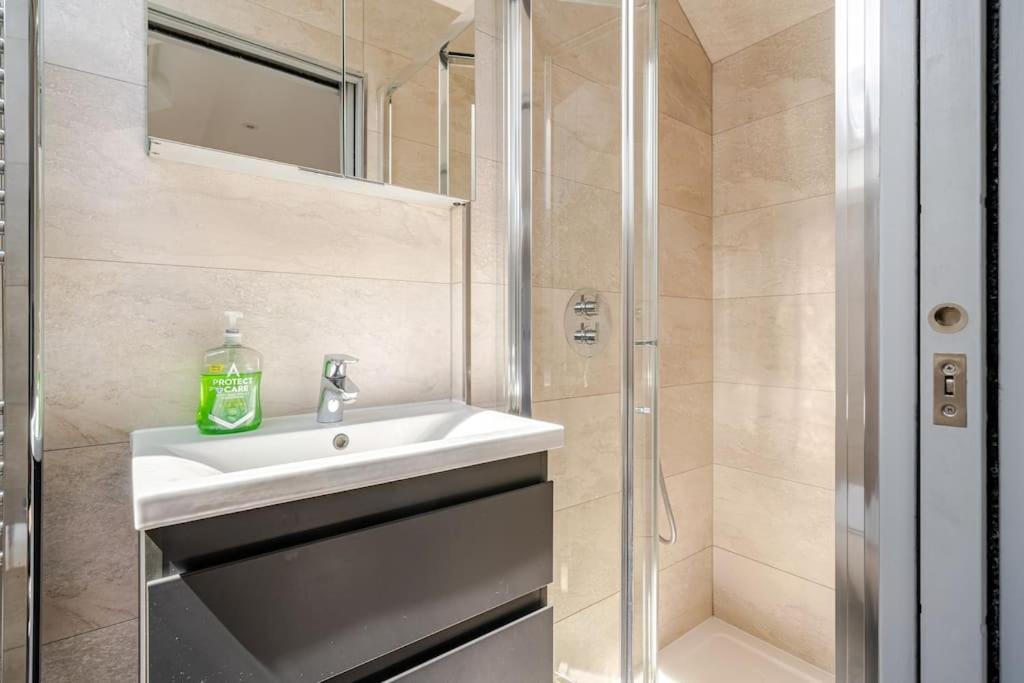 Luxurious & Modern 2 bedroom Notting Hill Townhouse