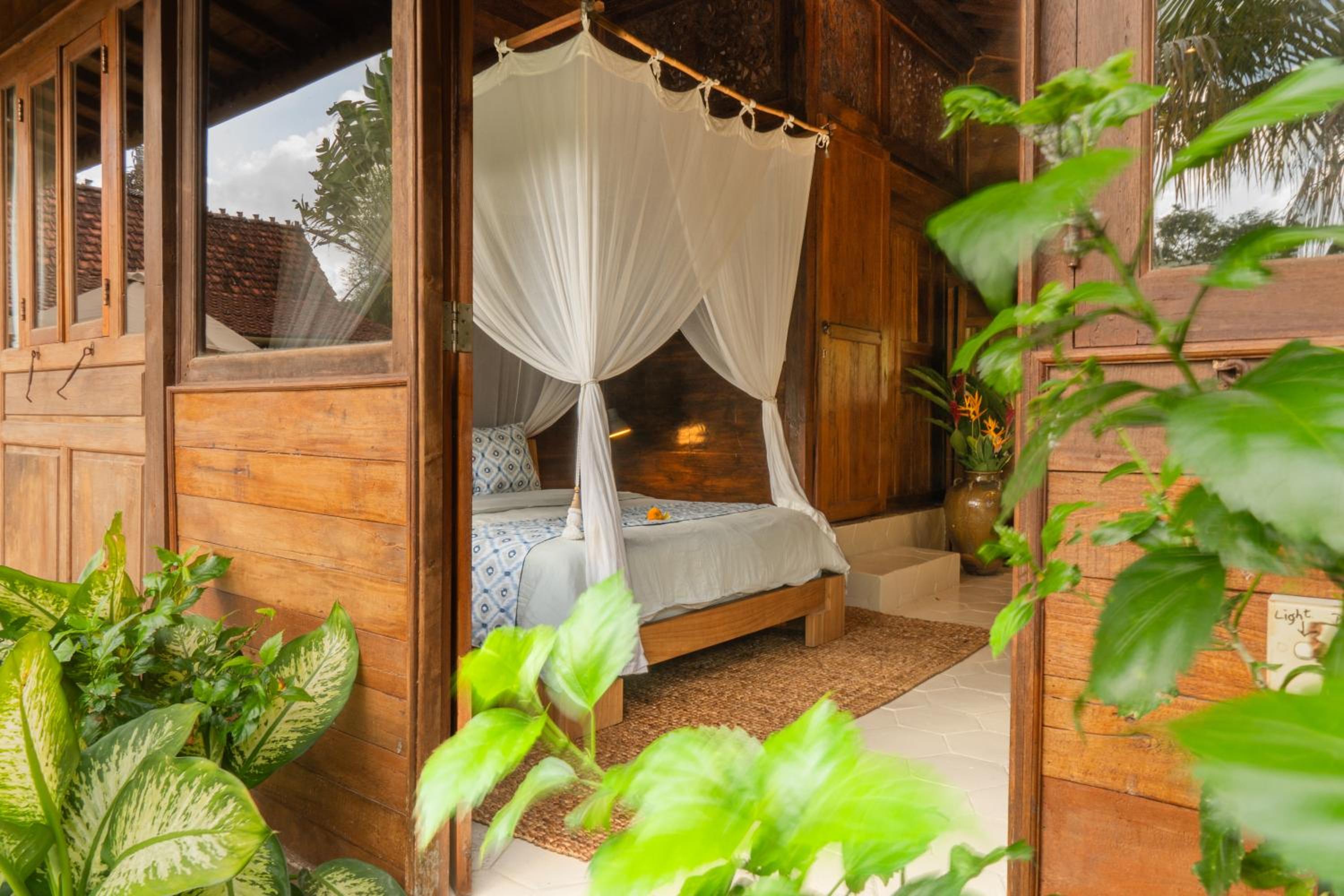 Lovely joglo in gorgeous Sayan, Ubud 7pax view 3