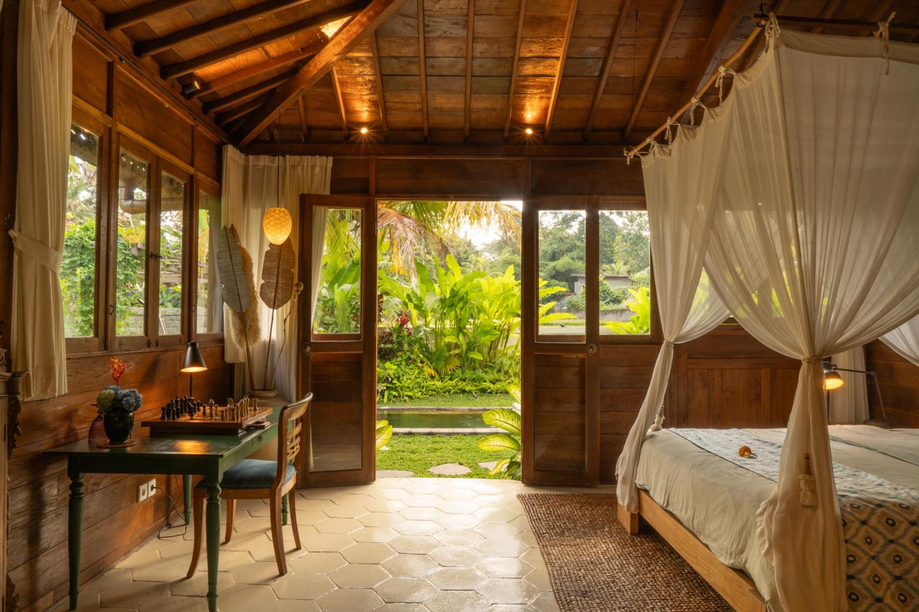 Lovely joglo in gorgeous Sayan, Ubud 7pax view 4