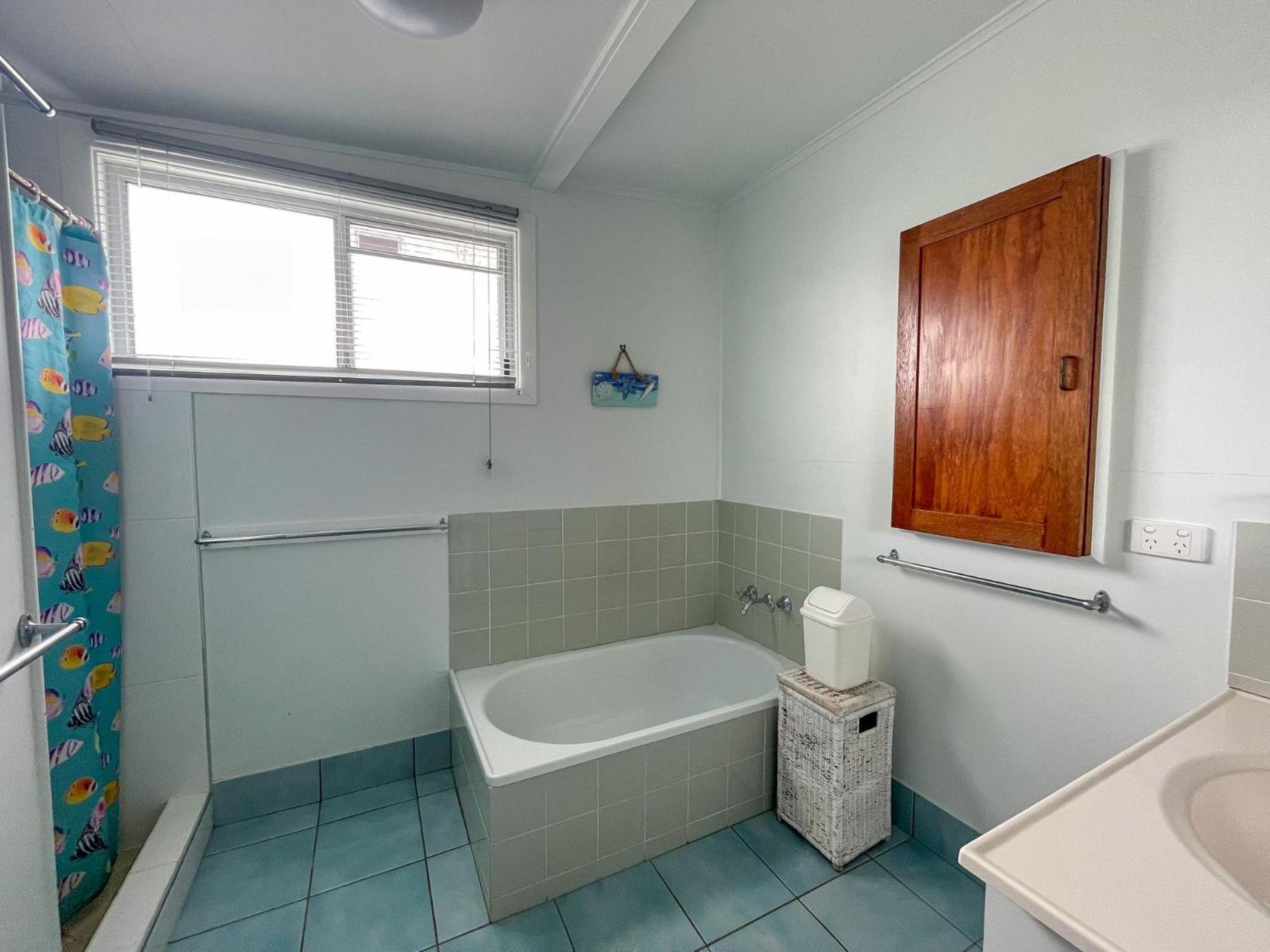 Scott's Retreat - Burrum Heads- Close to Beach- 4BR- Aircon