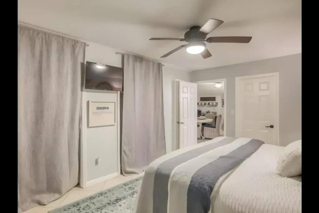 Beach Haven Upper Penthouse Unit- 1 bed 1 Bath view 2