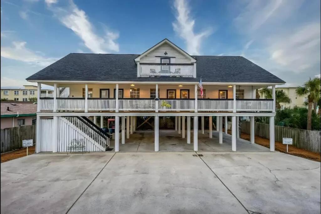 Beach Haven Upper Penthouse Unit- 1 bed 1 Bath view 3