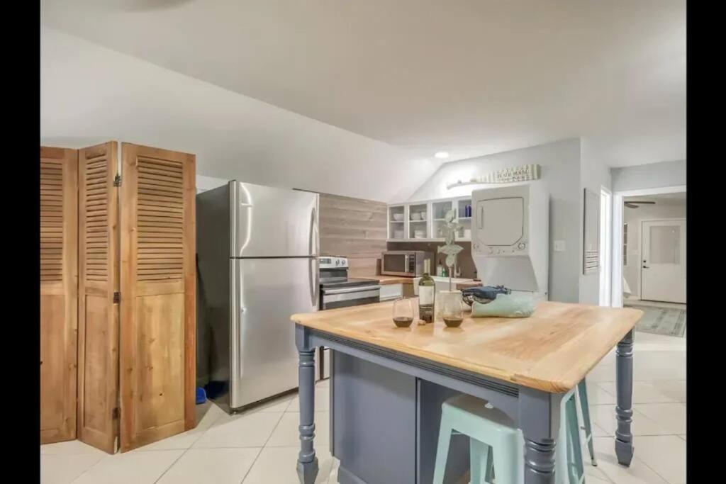 Beach Haven Upper Penthouse Unit- 1 bed 1 Bath view 4