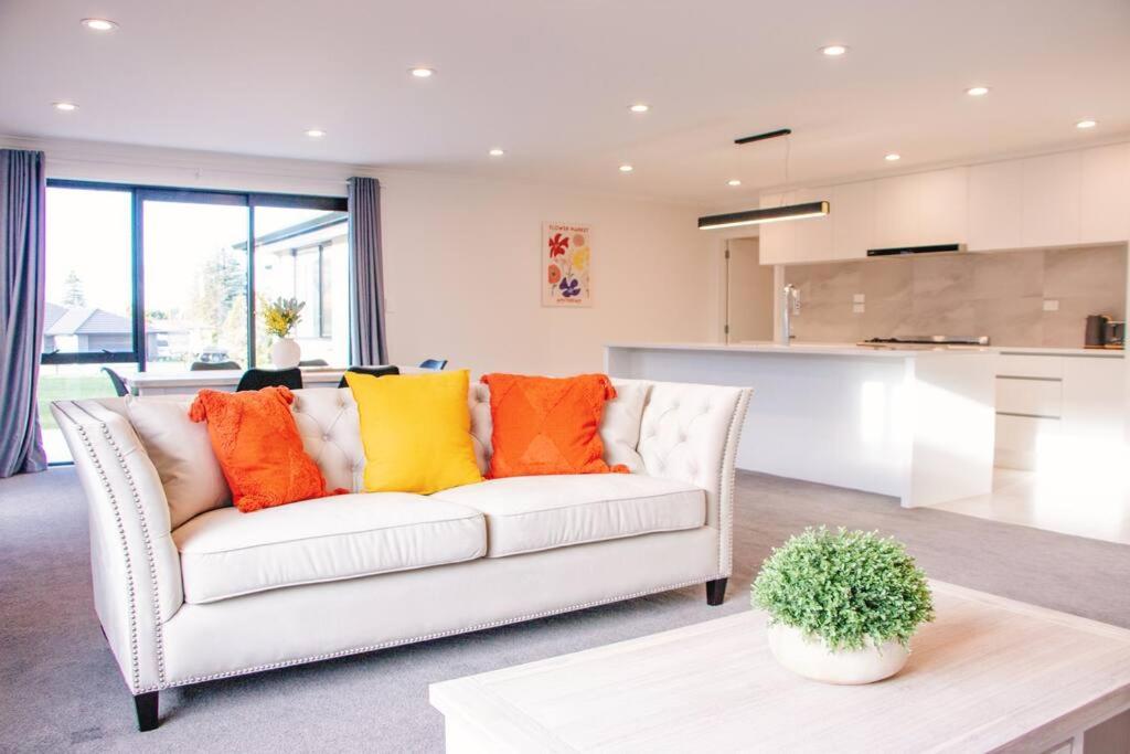Modern Chic - Ideal Location - 5 Bedrooms - In Rotorua view 5