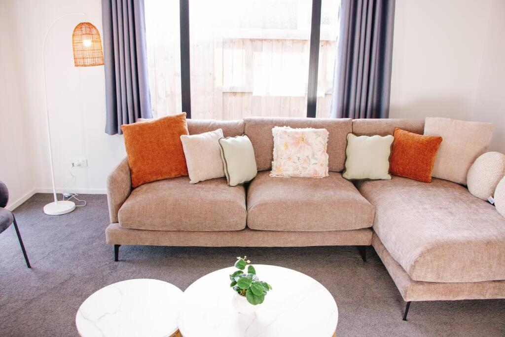 Modern Chic - Ideal Location - 5 Bedrooms - In Rotorua view 3