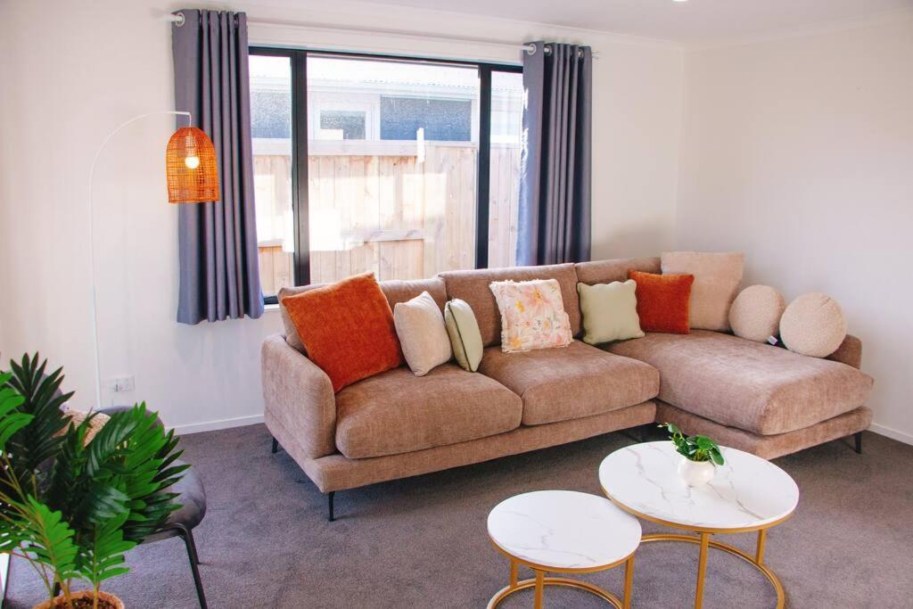 Modern Chic - Ideal Location - 5 Bedrooms - In Rotorua view 2