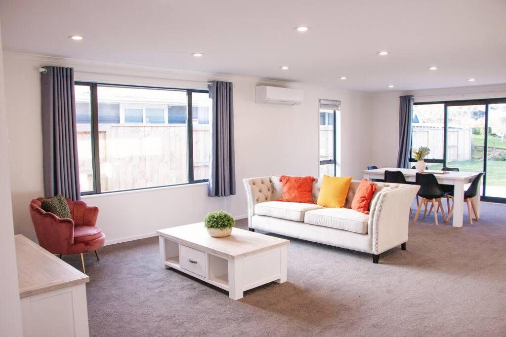 Modern Chic - Ideal Location - 5 Bedrooms - In Rotorua view 4