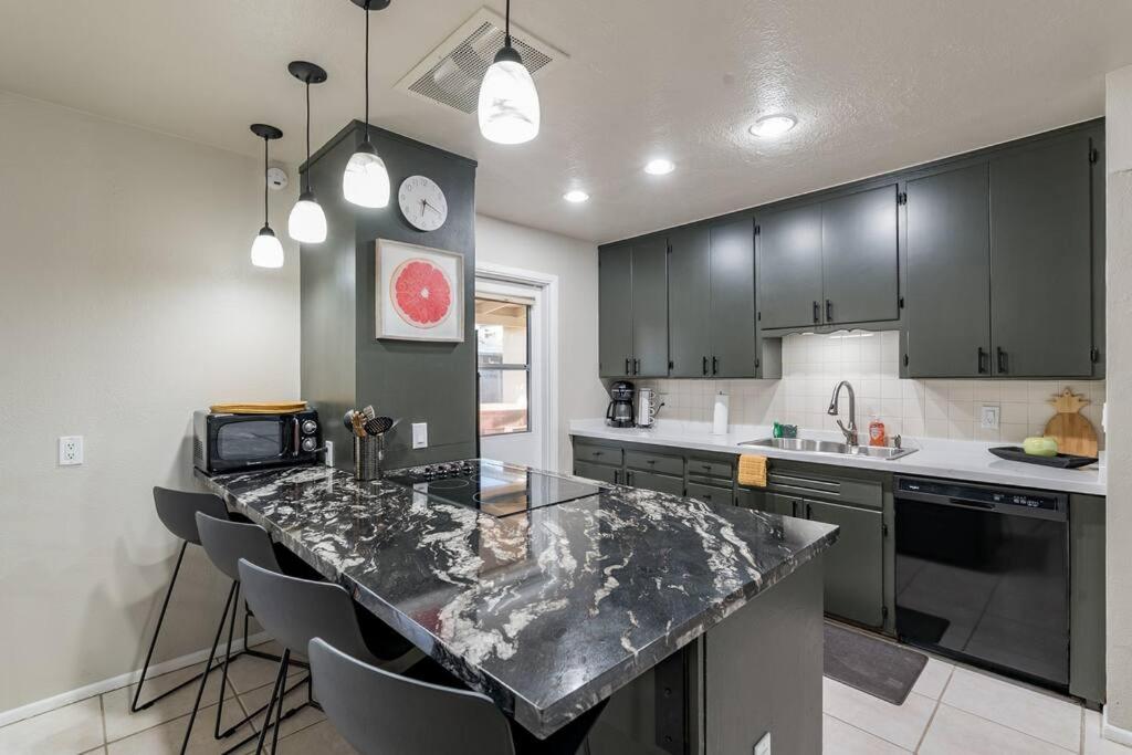 Phoenix Vacations - The Roadrunner4 Bd w Hot Tub Mountain Views - Property Image 19