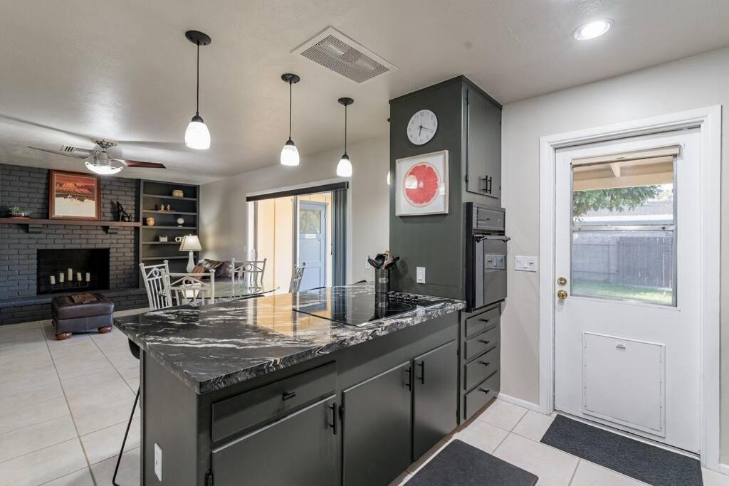 Phoenix Vacations - The Roadrunner4 Bd w Hot Tub Mountain Views - Property Image 18