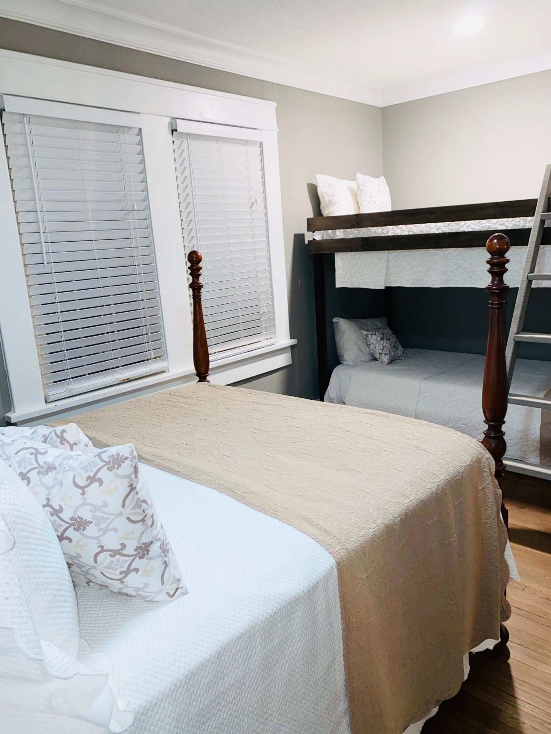 Laurel Vacations - 7th Avenue Manor - Property Image 5