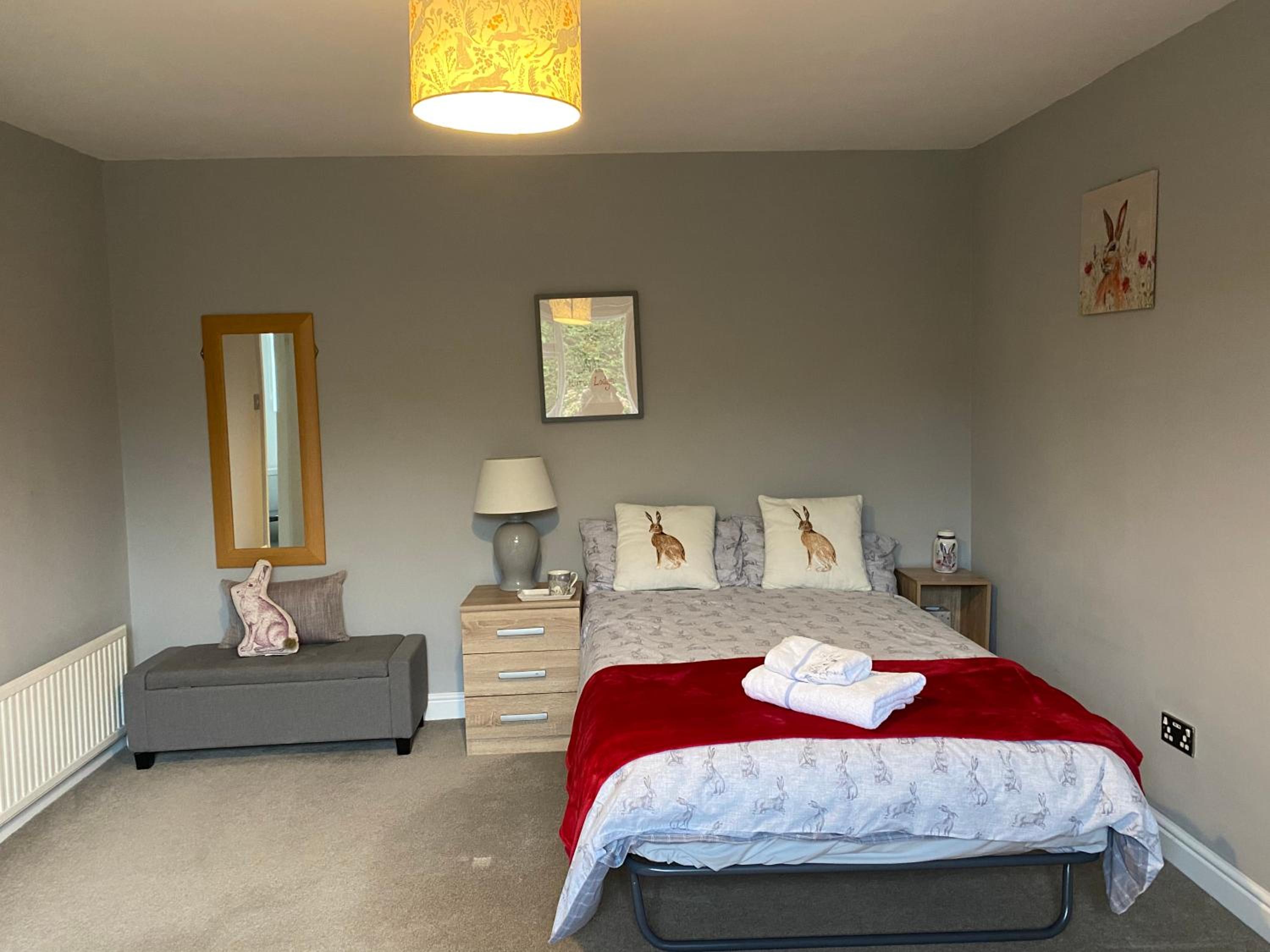 Little Hare Lodge - Spacious 2 bedroom attached bungalow
