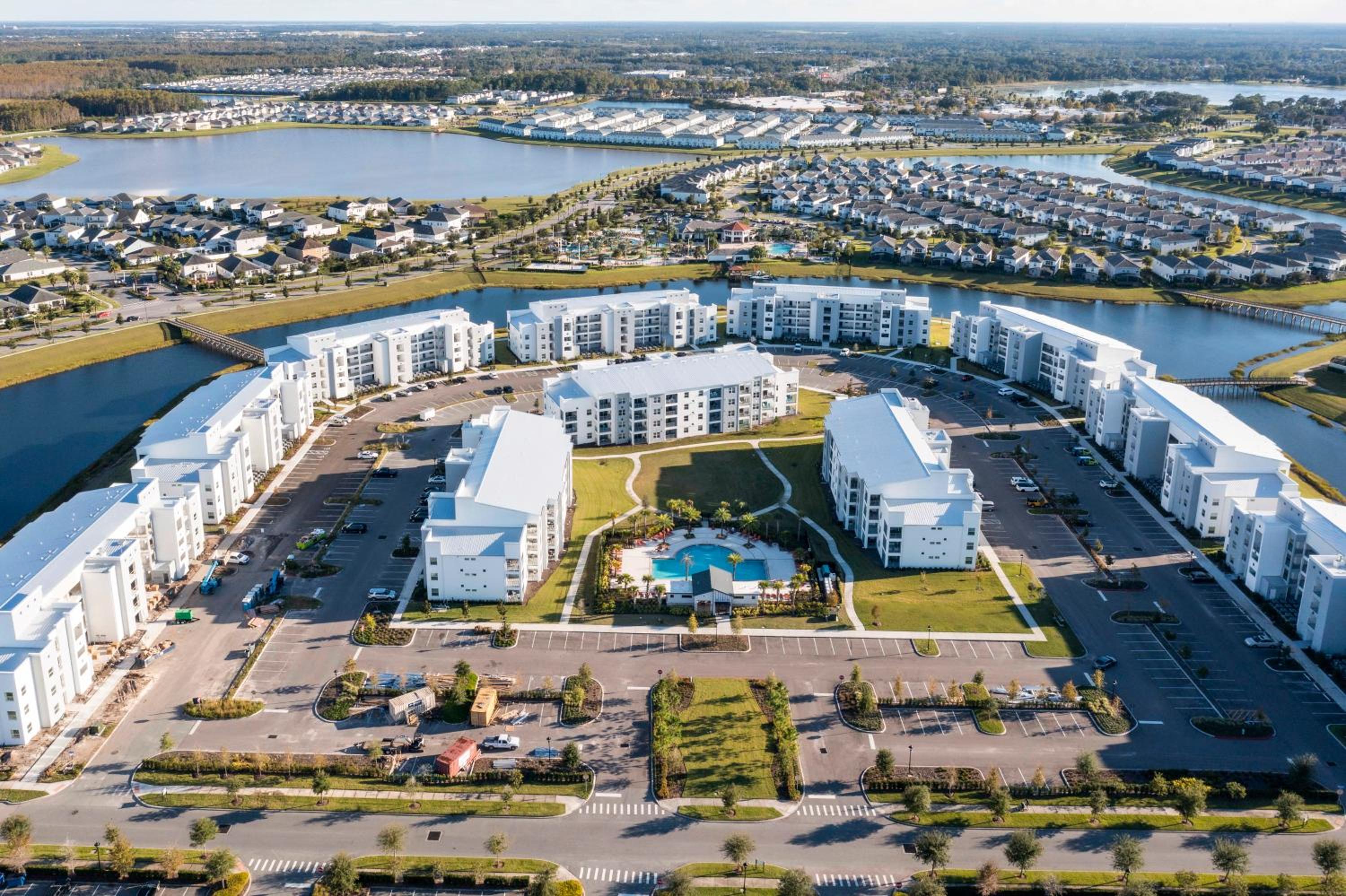 Modern Resort FREE Waterpark Near Disney 3171 view 4