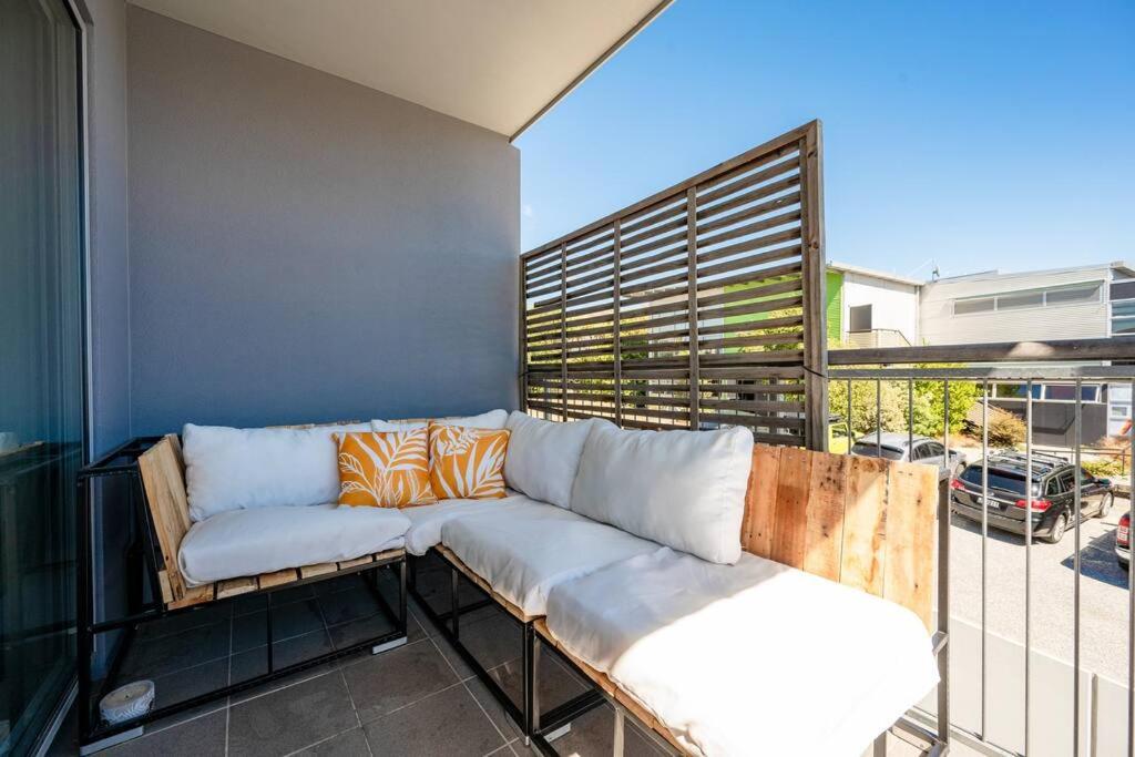 Bright Modern Apartment & Short Walk to Lake & Town view 4