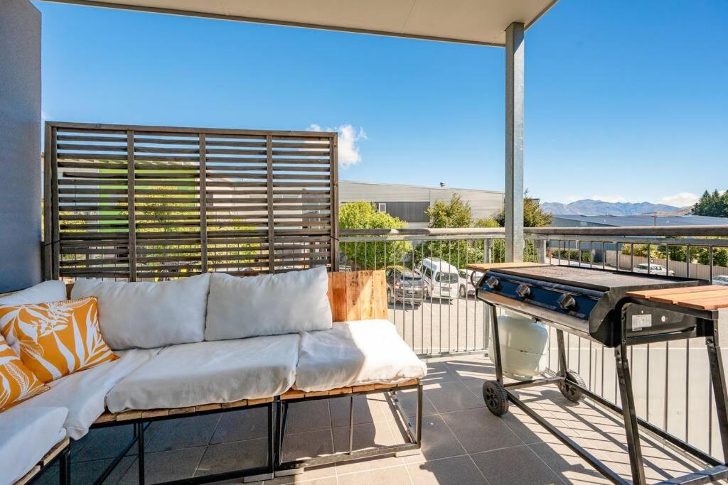 Bright Modern Apartment & Short Walk to Lake & Town view 5