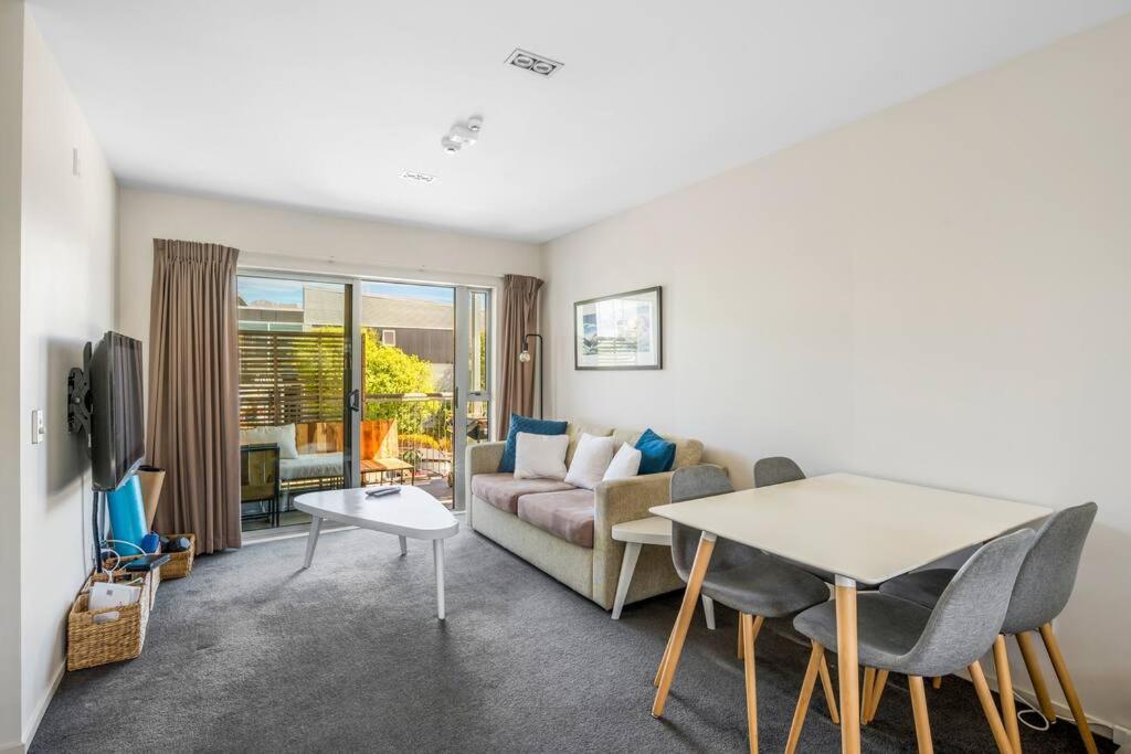 Bright Modern Apartment & Short Walk to Lake & Town view 2