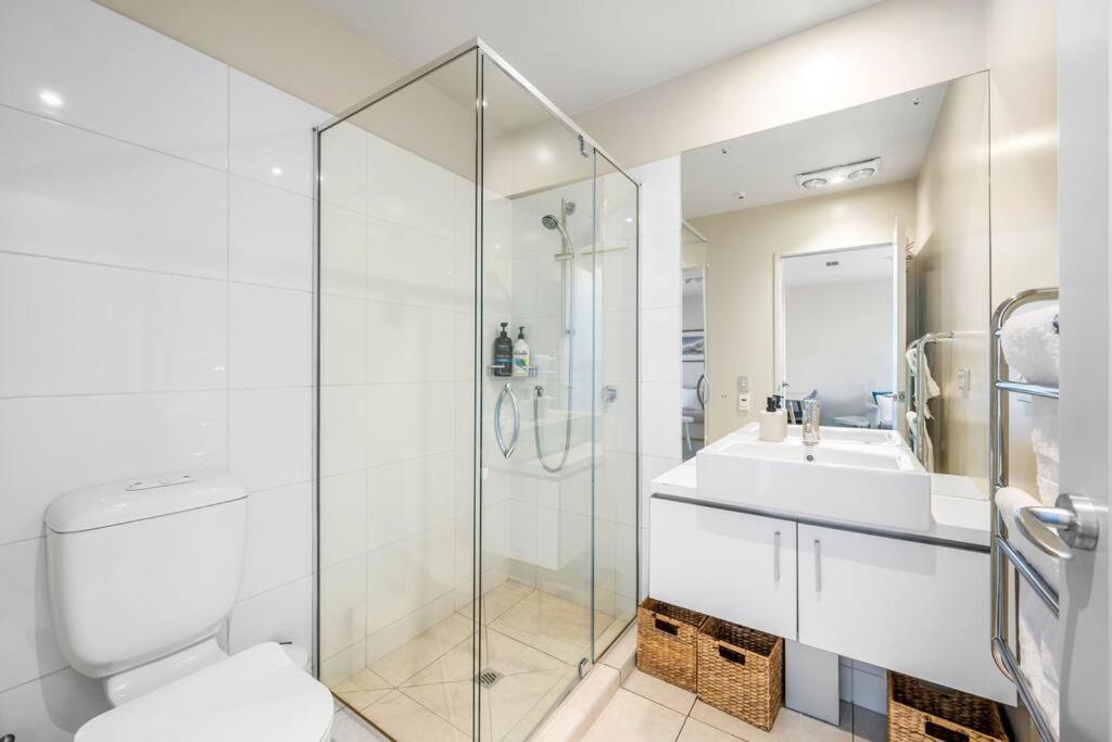 Bright Modern Apartment & Short Walk to Lake & Town view 3