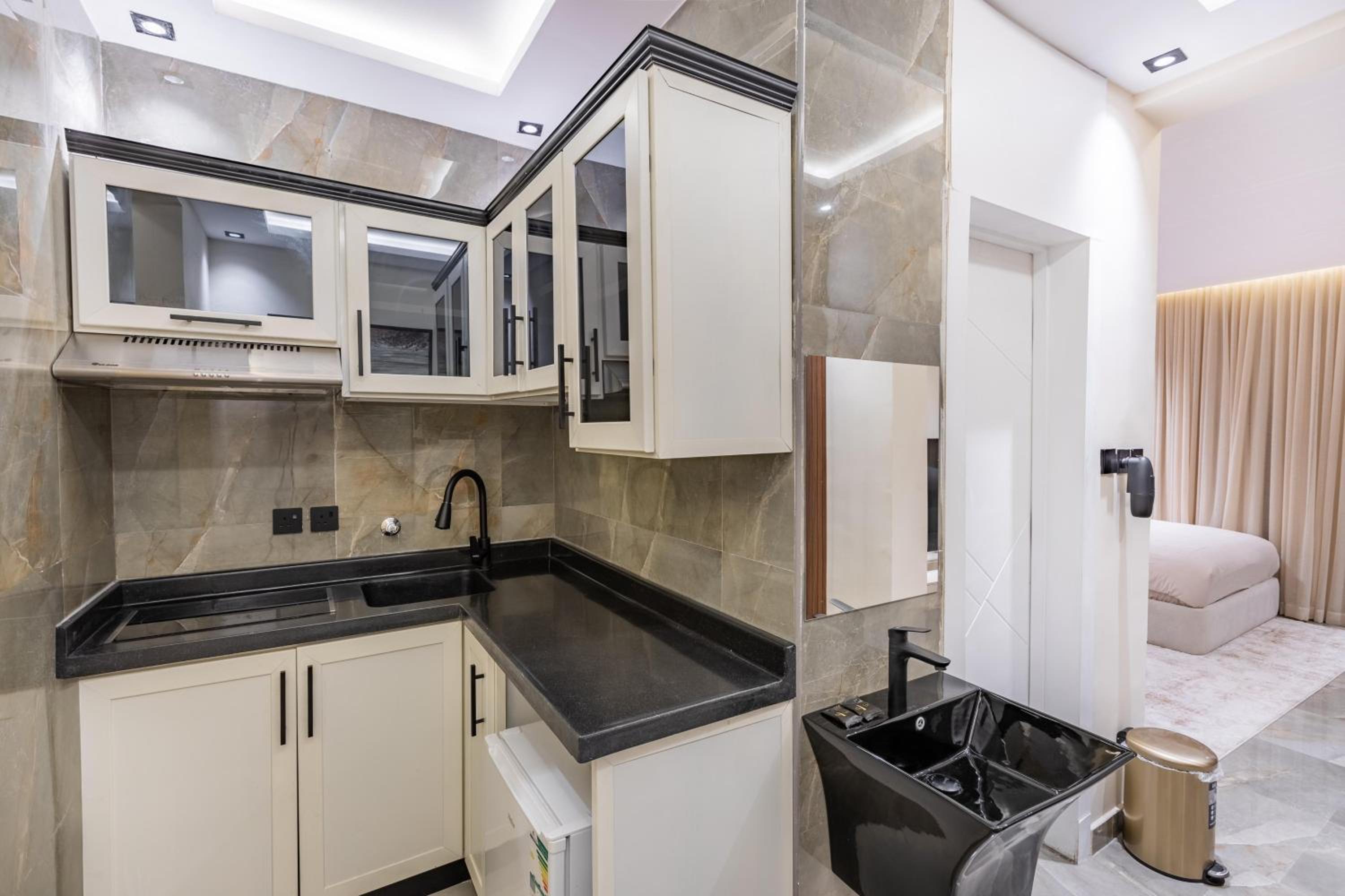 Charming Studio, Steps from Boulevard City