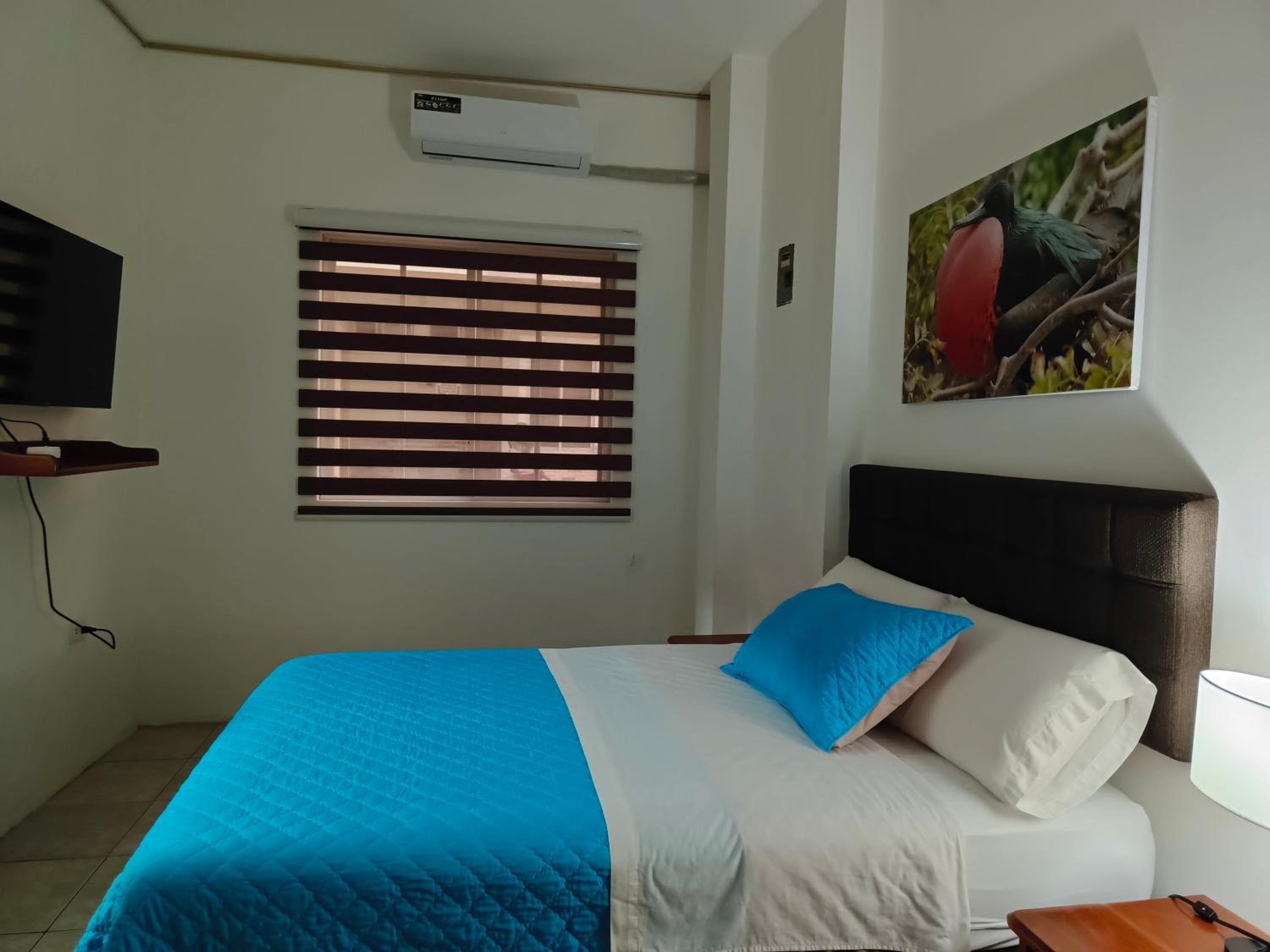 Teresita's House Suites con cocina privada , ideal para parejas, AC, wifi agua caliente, cerca del aeropuerto, a pocos pasos del malecón San Cristóbal