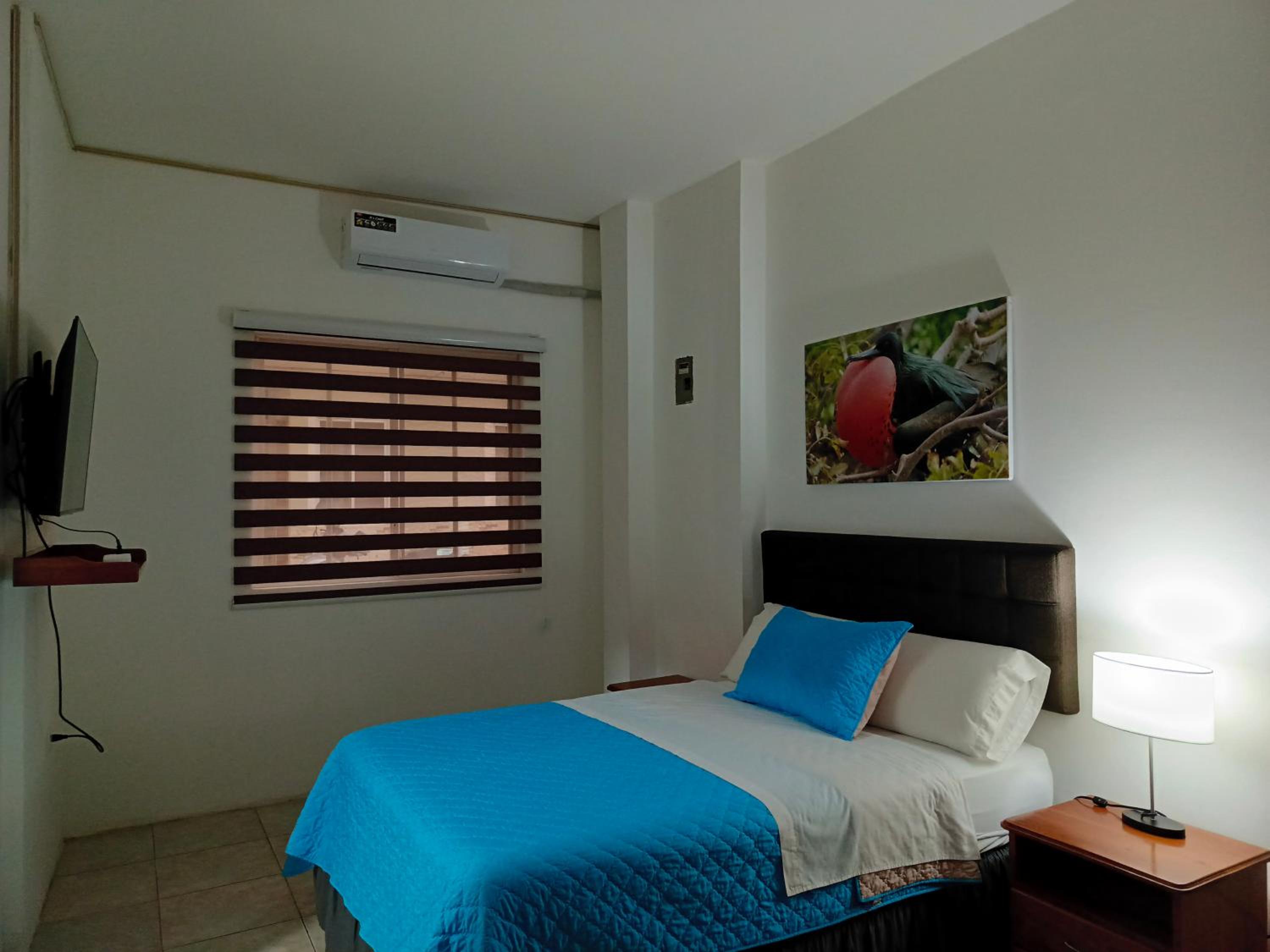 Teresita's House Suites con cocina privada , ideal para parejas, AC, wifi agua caliente, cerca del aeropuerto, a pocos pasos del malecón San Cristóbal